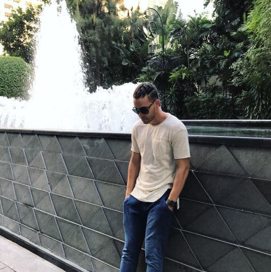 La primera vez que cantó en público fue cantando un villancico en la escuela primaria.