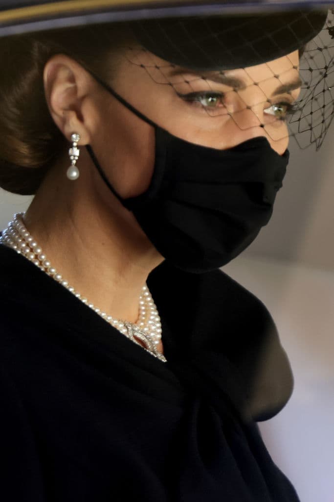 La gargantilla de perlas también fue usada por su fallecida suegra, la princesa Diana, en 1982 cuando la familia real británica ofreció un banquete por la visita de la reina Beatriz y el príncipe Claus de los Países Bajos.
<br>