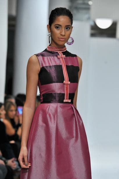 Y si quieres combinar romanticismo con originalidad un diseño con franjas o estampados geométricos puede ser la opción.