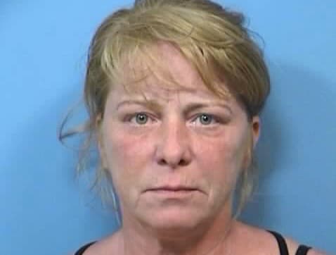 Sentencian a mujer a tres meses de cárcel por sujetar a su gato mientras su hija lo apuñalaba