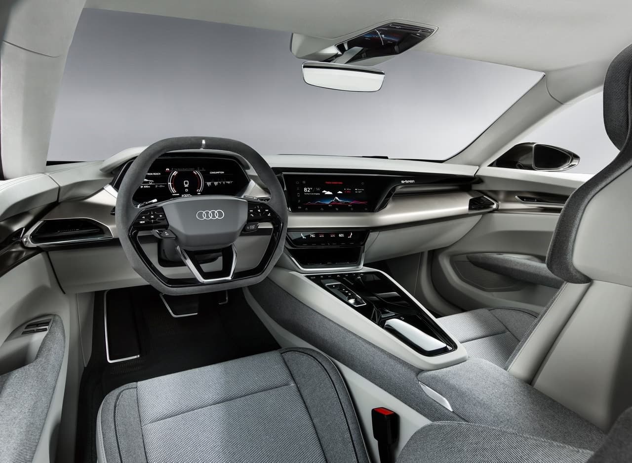 Este modelo cupé de cuatro puertas en realidad es uno de los conceptos más recientes de la firma alemana y sin duda está entre los preferidos de Santa. Sus motores eléctricos, ubicados tanto en su eje delantero como en el trasero, producen 434 kilovatios, un equivalente a 590 caballos de fuerza, que le permiten acelerar de 0 a 62 mph (100 km/h) en 3.5 segundos y alcanzar una velocidad máxima de 149 mph (240 km/h).