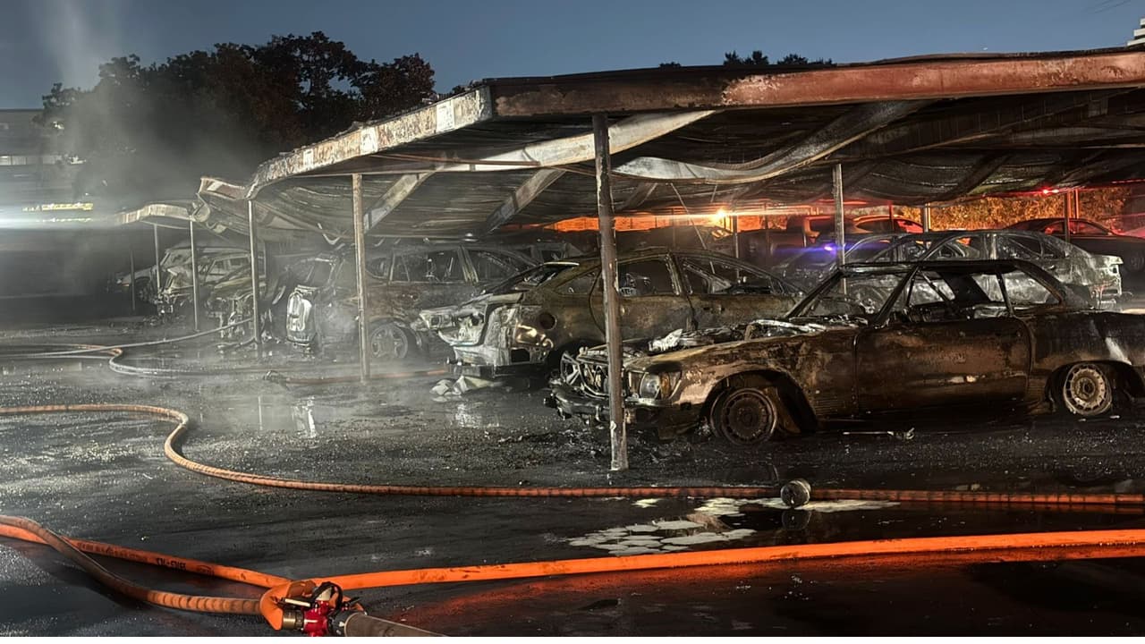 Más de 30 autos quedan calcinados tras el incendio del estacionamiento de unos apartamentos en Houston