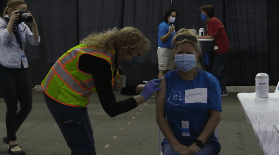 La doctora Cara Christ recalcó la importancia de ser vacunados pues entre más se propaga el virus y se reproduce, hay más oportunidades de que se siga mutando hasta el punto de ser resistente a la inyección. 
<br>