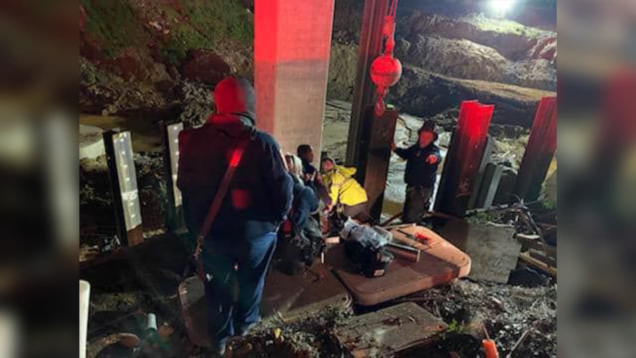 Equipo de paramédicos brindan primeros auxilio al hombre luego de caer de la estructura en construcción en la I-285