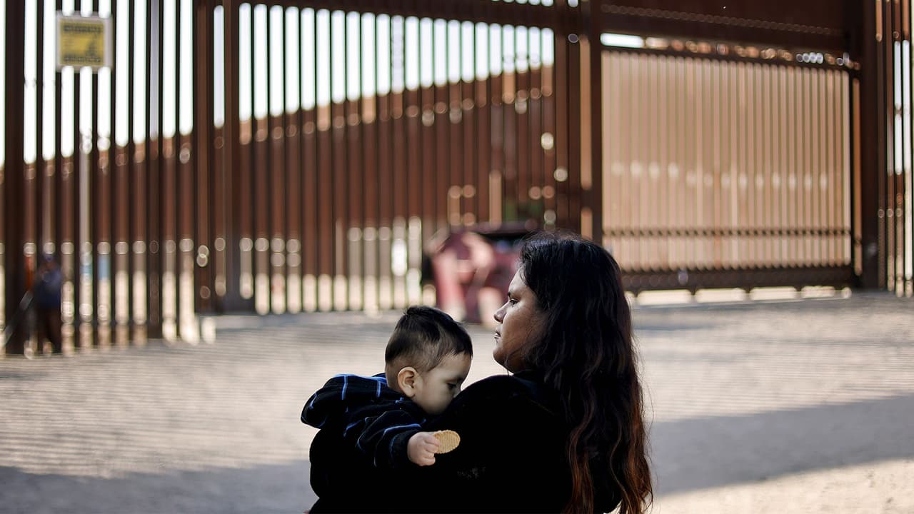 Crónicas de la frontera | Así es el cruce de migrantes a través de Nogales, Arizona