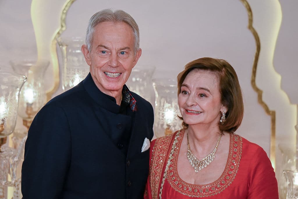 El exprimer ministro británico Tony Blair y su esposa Cherie Blair.
<br>
<br>Las celebraciones de la boda de cuatro días 
<b>comenzaron el viernes con la tradicional ceremonia de boda hindú y serán seguidas por una gran recepción que se extenderá durante el fin de semana. </b>La lista de invitados incluye a los ex primeros ministros británicos Blair y Boris Johnson; John Kerry, el exenviado especial de EEUU para el clima, el director ejecutivo de Saudi Aramco, Amin H. Nasser; y 
<b>Adele, Drake y David Beckham,</b> según los medios locales. 
<br>