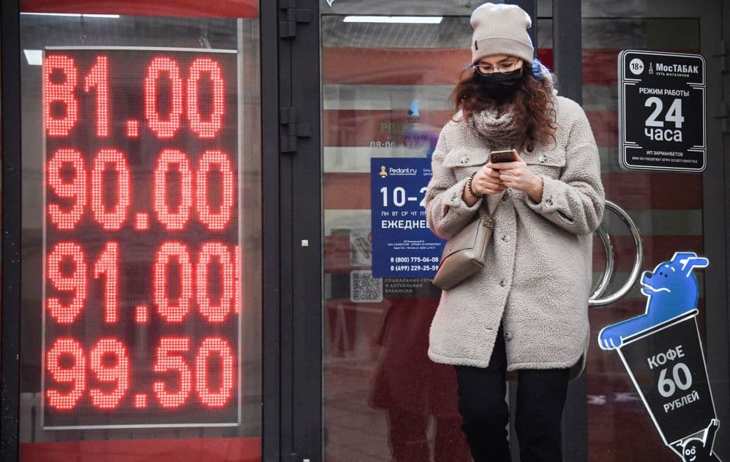 La mañana de este lunes el cambio en Moscú llegó a escalar sobre los 100 rublos por dólar.