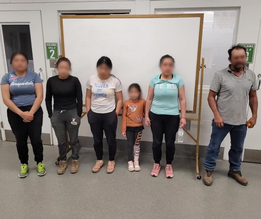 En 24 horas, los agentes de la Patrulla Fronteriza asignados a la unidad de inteligencia del sector de Yuma y la estación de Wellton detuvieron dos intentos de tráfico de personas. Detuvieron un vehículo que viajaba hacia el este en la carretera interestatal 8 al oeste de Yuma y salía en Giss Parkway. El conductor huyó caminando, sin embargo, fue capturado y arrestado. Los agentes también arrestaron a tres ciudadanos mexicanos que iban en el vehículo.