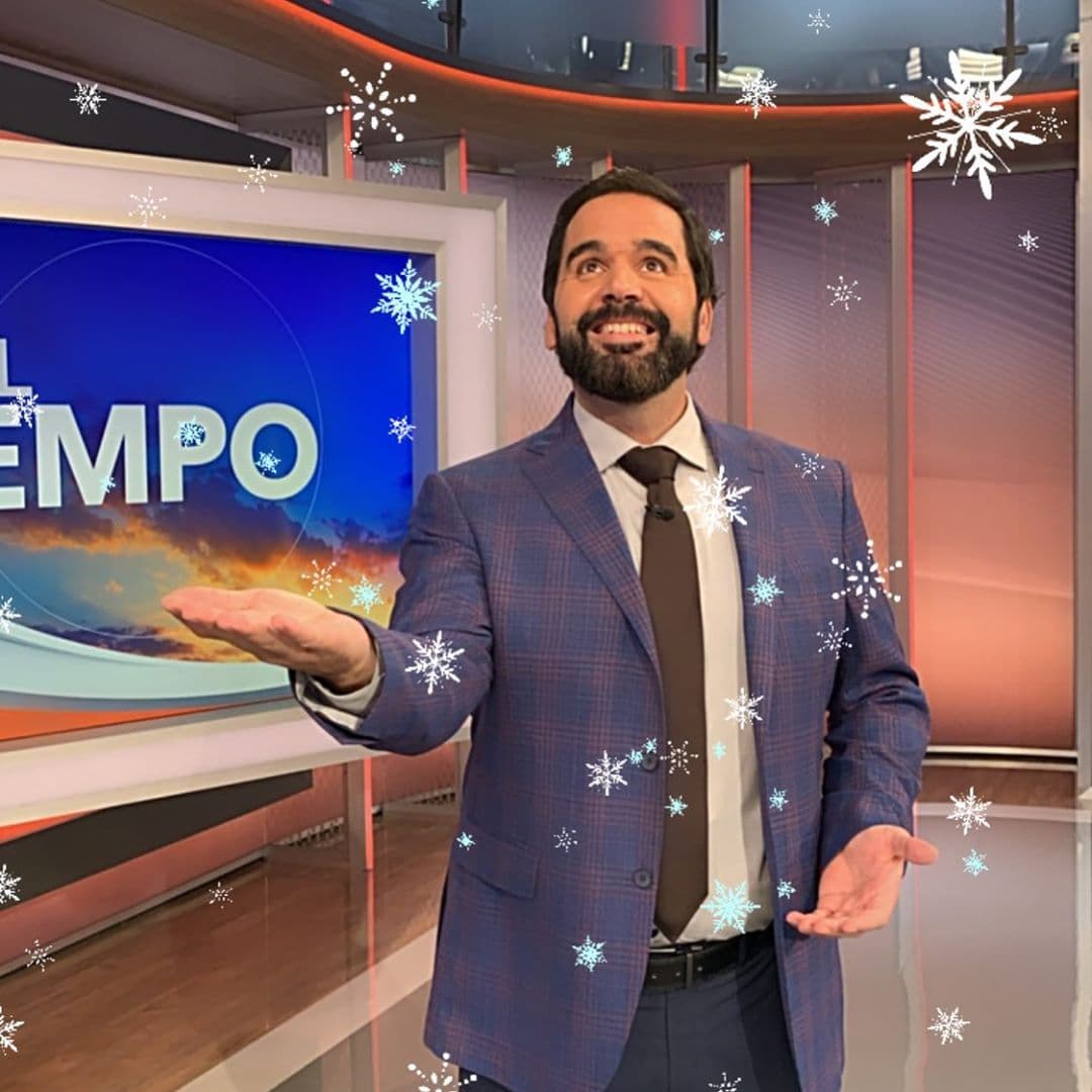 "¿Sabías que hay más de 100 tipos de copos de nieve? Eso es lo que nos recuerda Albert con esta imagen en la que se ve que disfruta del invierno como niño.