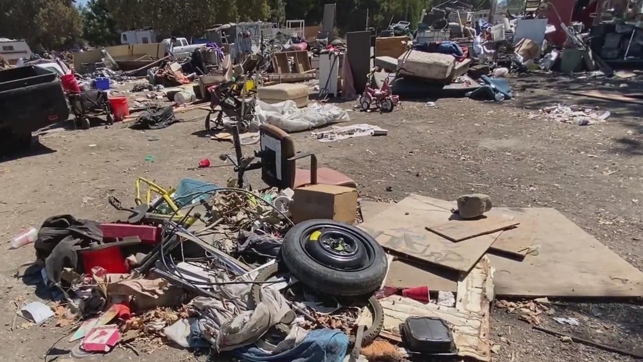 <b>Video.</b> Desocupan campamento de indigentes cerca del aeropuerto de San José.