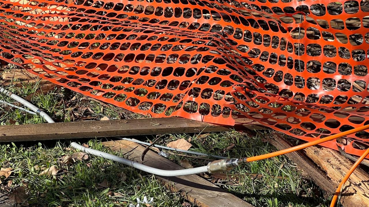 Los investigadores sospechan que
<b> la velocidad pudo haber sido un factor determinante en el trágico accidente</b>. La Oficina del Médico Forense del Condado de Tarrant asumirá la tarea de 
<b>identificar oficialmente al fallecido una vez que se hayan notificado a sus familiares</b>.