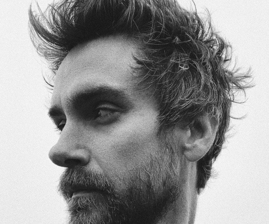 En octubre, se especuló que 
<b><a href="https://www.univision.com/famosos/aislinn-derbez-responde-a-demanda-de-divorcio-de-mauricio-ochmann-mientras-la-relacionan-con-un-empresario-fotos" target="_blank">tenía un noviazgo con el fotógrafo Jesh de Rox</a></b>, tras una serie de mensajes que él le dedicó en Instagram y algunos viajes que realizaron juntos y que también presumieron en esa plataforma, como en Año Nuevo cuando se fueron a Hawaii.