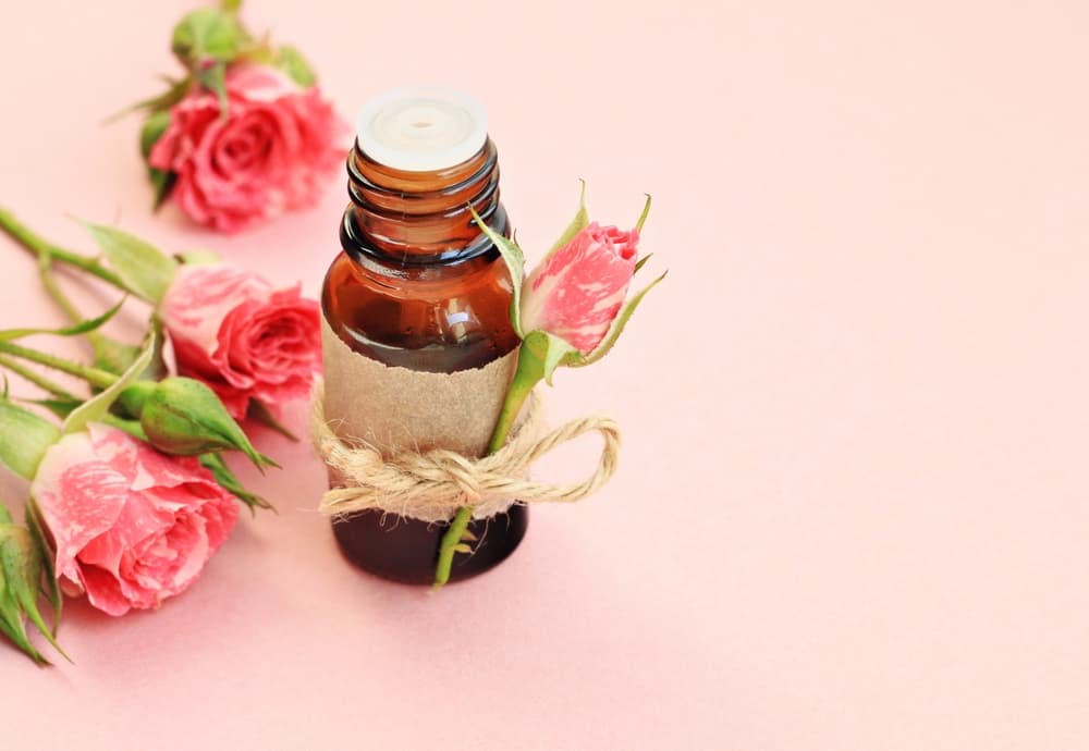 Agrega a la mezcla varias gotas de agua o esencia de rosas, que atraerá el amor, suerte y abundancia a tu vida.