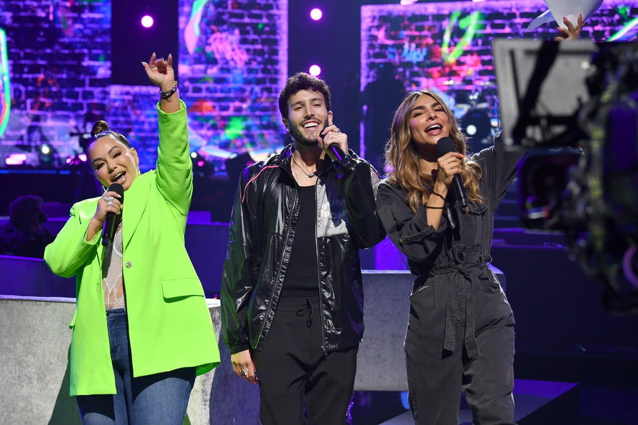 En el segundo día de los preparativos finales también vimos a 
<b><a href="https://www.univision.com/temas/alejandra-espinoza" target="_blank">Alejandra Espinoza</a></b>, 
<b><a href="https://www.univision.com/temas/sebastian-yatra" target="_blank">Sebastián Yatra</a></b> y 
<b><a href="https://www.univision.com/temas/chiquis-rivera" target="_blank">Chiquis Rivera</a></b>, alistándose para su papel como 
<b><a href="https://www.univision.com/shows/premios-juventud/que-artistas-seran-conductores-premios-juventud-2021-fotos" target="_blank">hosts de esta gala</a></b>.