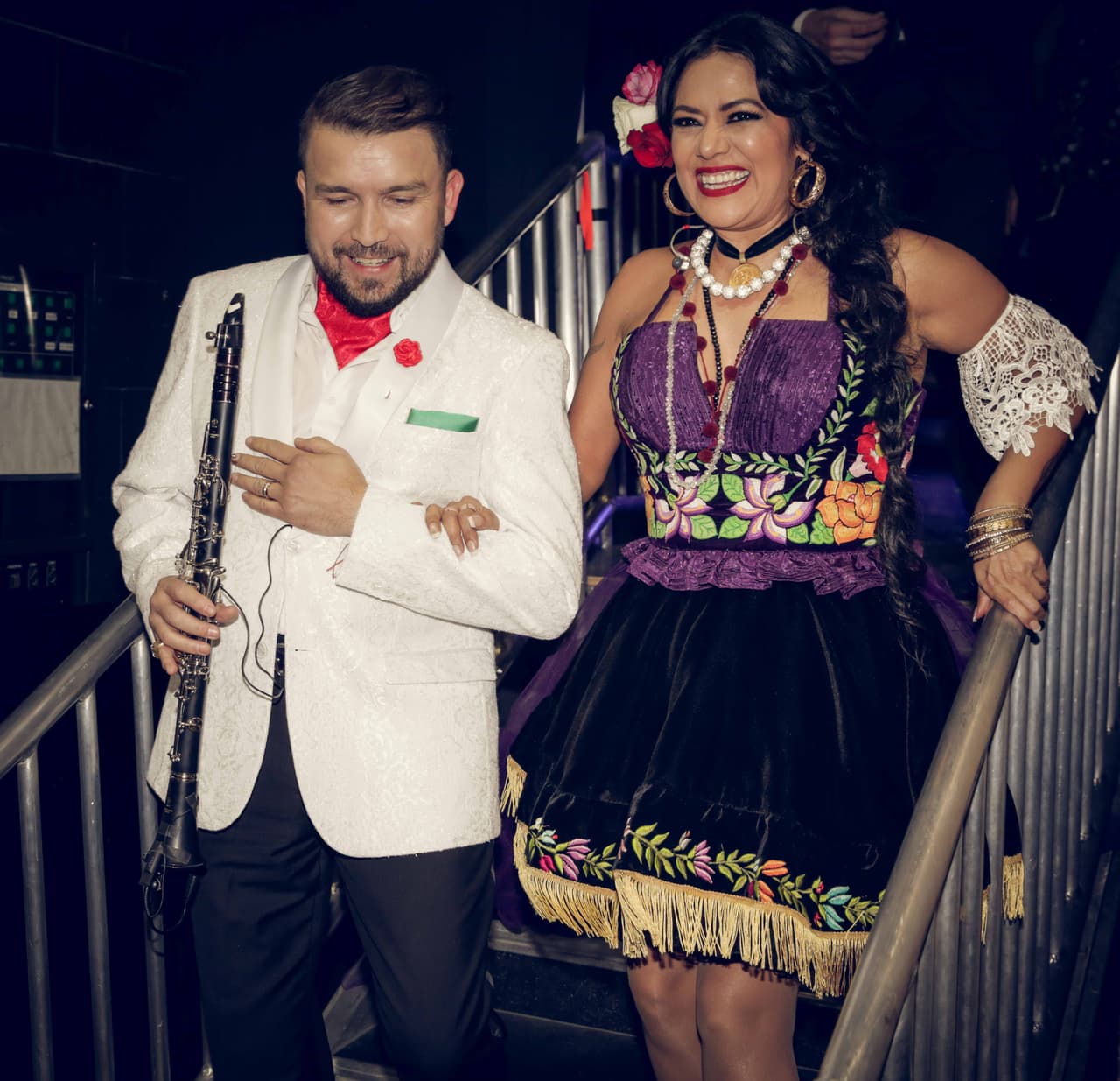 Poncho Lizárraga junto a Lila Downs tras una espectacular presentación.