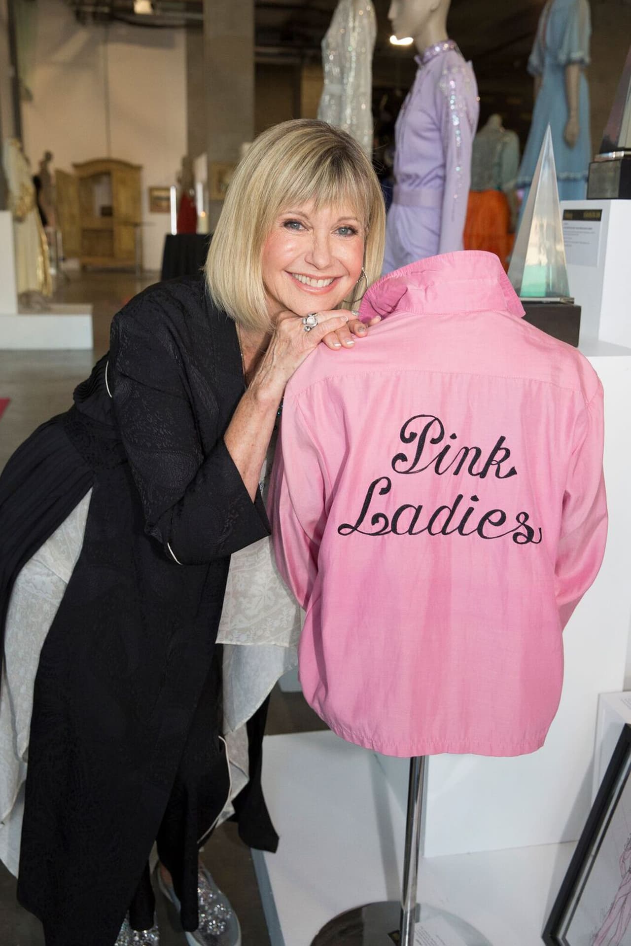 Entre otras prendas vendidas a través de la subastadora Julien's Auctions, estaba también la chaqueta rosa de las 'Pink Ladies'.