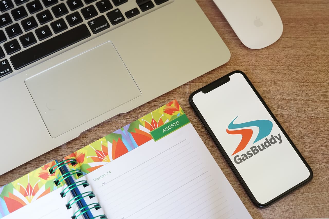 <b>Usa la aplicación Gasbuddy.</b> Esta te ayuda a localizar las estaciones de servicio con los mejores precios en la zona donde te encuentras. Se actualiza constantemente y es totalmente gratuita.