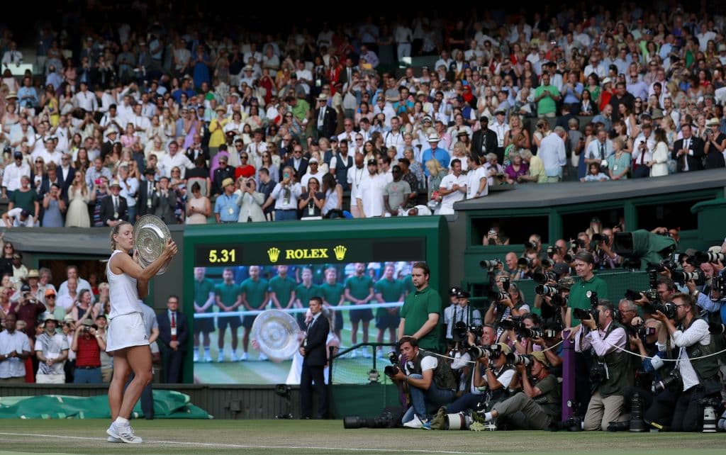 Angelique Kerber posa para el público y los fotógrafos con el título de campeona.