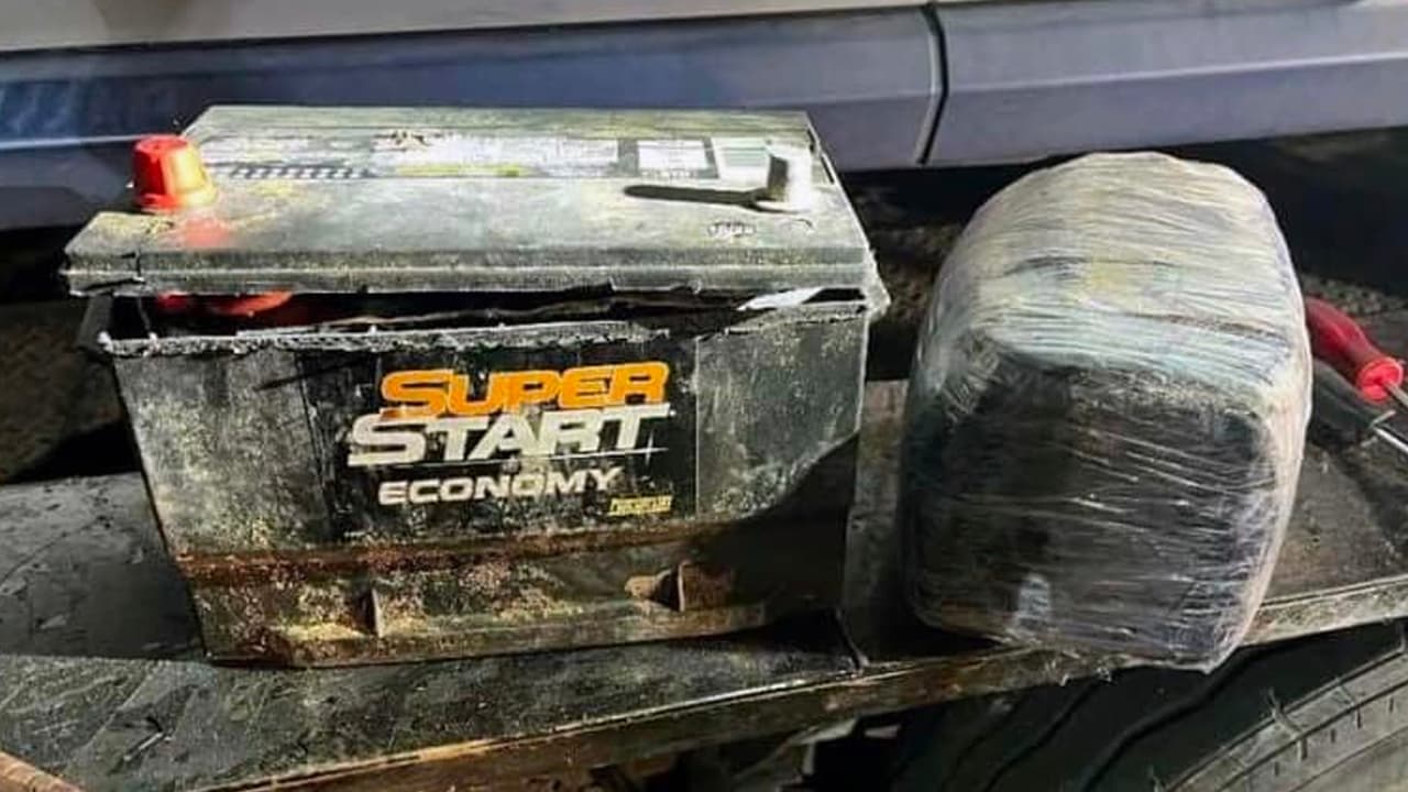 Imágenes revelan como parte del cargamento de 42 mil pastillas de fentanilo estaba escondido en lo que parece la batería de un auto.
