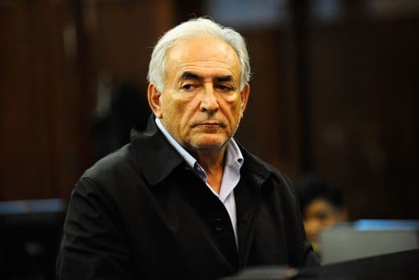 1 de julio de 2011: Los fiscales aceptan liberarlo bajo fianza pero aseguran que no desestimarán los cargos los cargos en su contra.