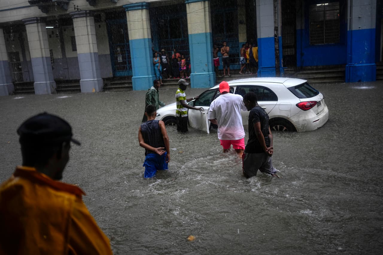 Residentes de La Habana salieron a ayudar a las personas varadas en sus carros.