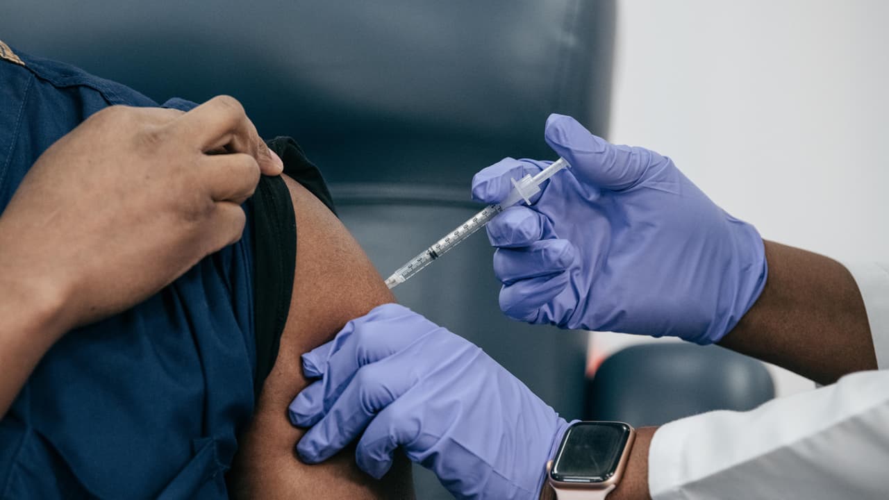 La vacunación contra el coronavirus es “la luz al final del túnel” explica el director del departamento de salud del Condado Dallas