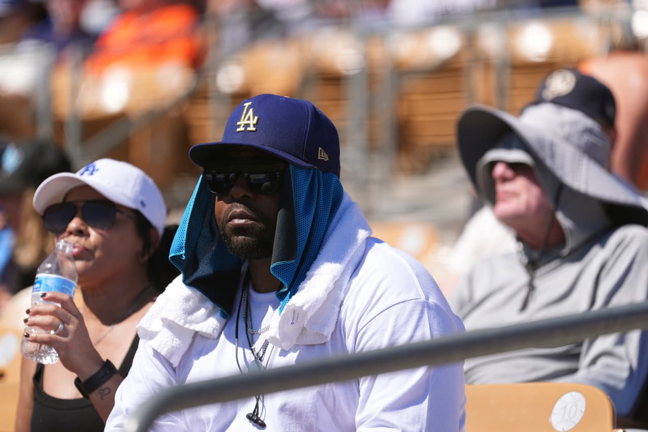 Aficionados miran el partido entre los Dodgers de Los Ángeles y los Gigantes de San Francisco en los entrenamientos de primavera, donde el calor obligó a poner fin al encuentro antes de tiempo, el miércoles 18 de marzo de 2026, en Phoenix. (AP Foto/Ross D. Franklin)