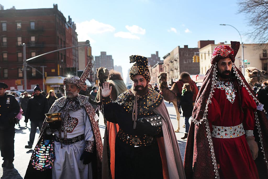 Sobre el número de "reyes magos", algunos textos llegaron a mencionar también a un cuarto personaje importante llamado Artabán. Éste no llegó a tiempo a Jerusalén por haber desviado su camino para curar a un viejo moribundo. Y al llegar a Judea fue encarcelado durante treinta años en el palacio...