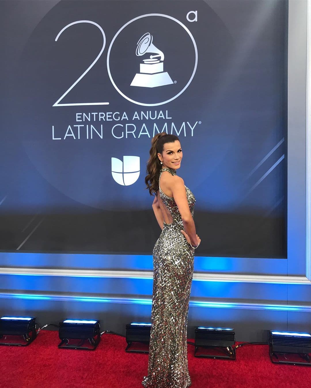 Cristy lució un espectacular 
<a href="https://webapp.univision.com/shows/despierta-america/en-fotos-los-elegantes-looks-de-los-conductores-de-despierta-america-en-los-latin-grammy-fotos" target="_blank">vestido para la gala</a>, el escote en la espalda y el cuello 'halter' le dieron un toque coqueto a la pieza que llevó ceñida al cuerpo.