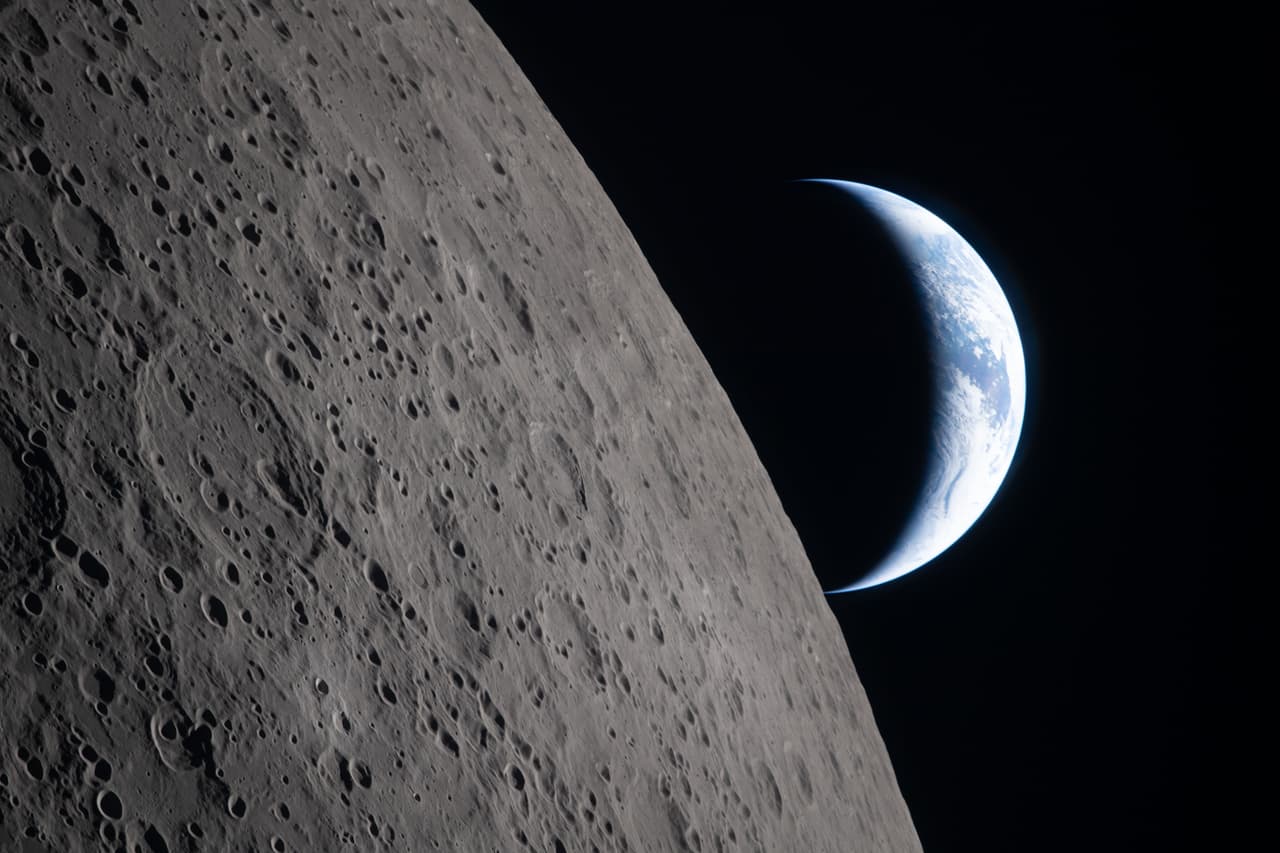 En esta imagen proporcionada por la NASA, la tripulación de Artemis II capturó esta vista mientras la Tierra se oculta tras la Luna durante un sobrevuelo lunar, el lunes 6 de abril de 2026. (NASA vía AP)