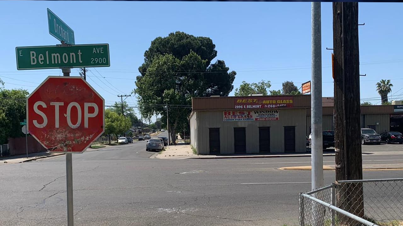 Encuentran cuerpo sin vida en las afueras de un negocio en el centro de Fresno