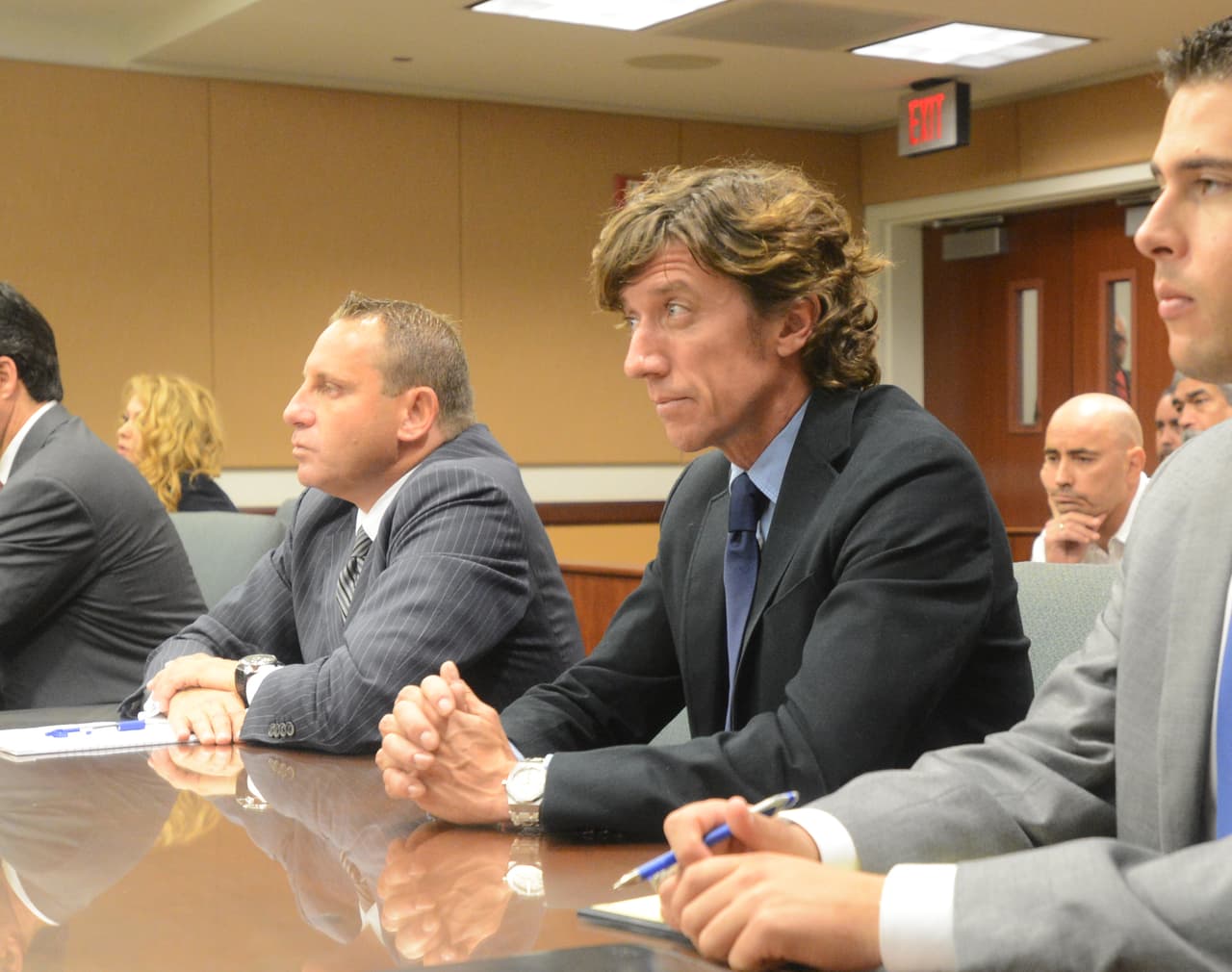 Por su parte el español tendría que estar acompañado de una niñera mientras estuviera con su hijo, por lo menos hasta que el menor cumpliera cinco años.