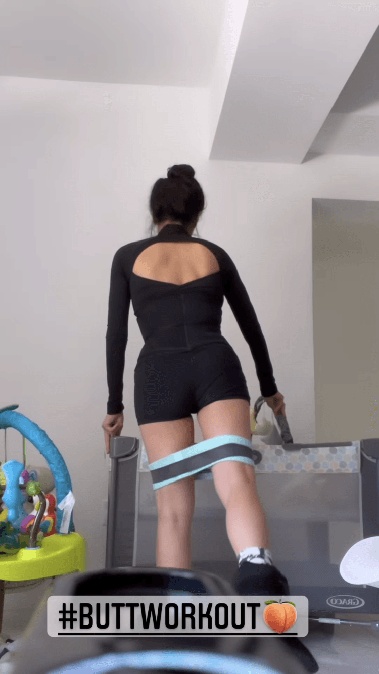 Vanessa siempre está al pendiente de Leoncito, y ya sea sentada o parada, procura aprovechar el tiempo para moverse.