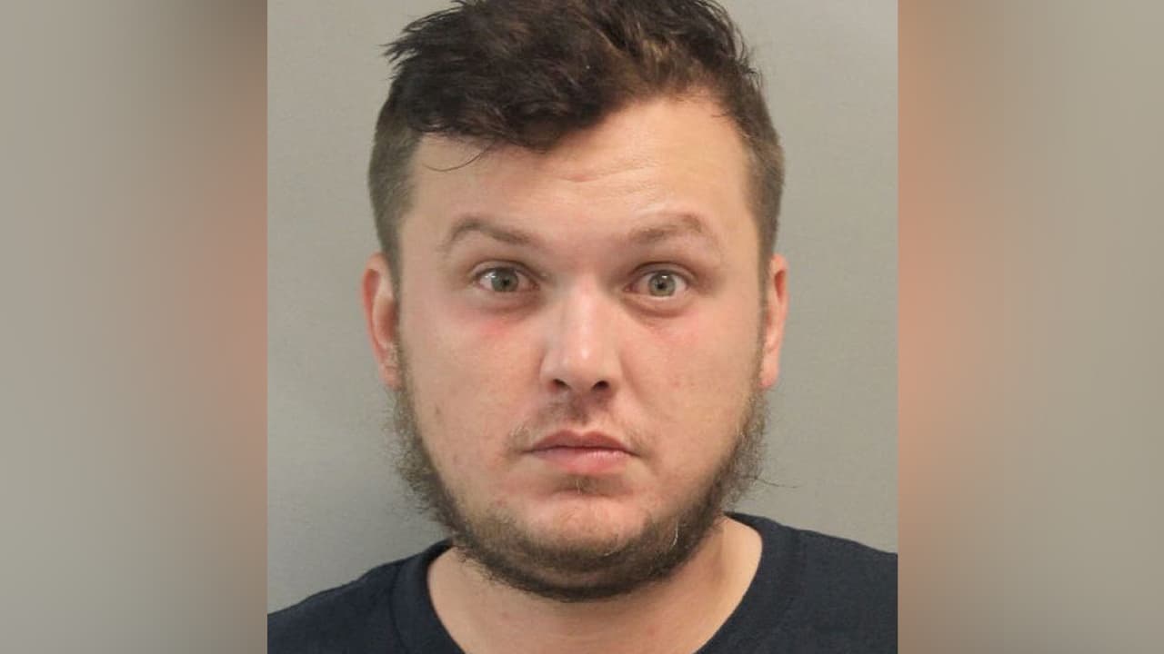 Michael Cumberland - Enfrenta cargos por DUI con un menor de edad en el automóvil.