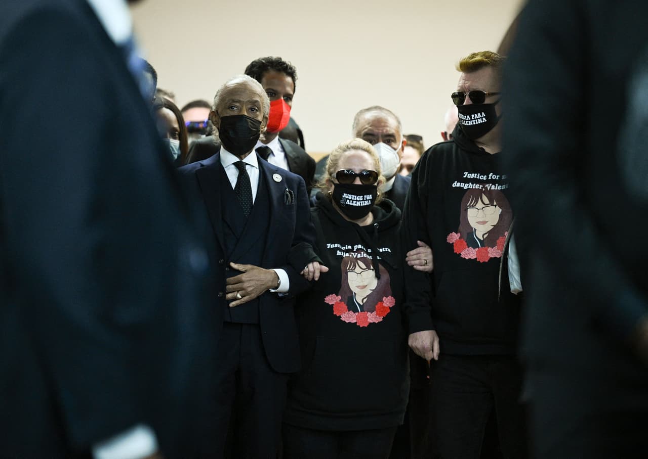 El reverendo Al Sharpton, quien también es activista por los derechos civiles, ofició el funeral y acompañó a los familiares.