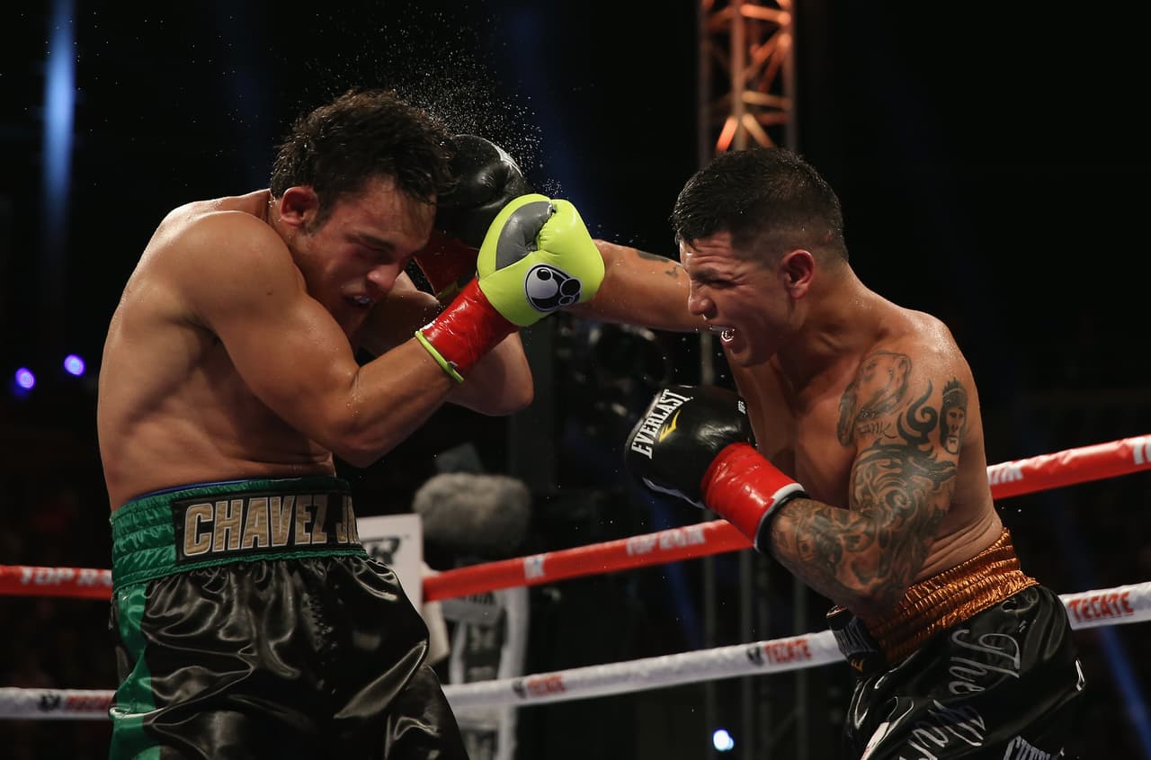 Es un fajador: A pesar de su altura Chávez Jr. ha aprendido el estilo de su padre, le gusta intercambiar golpes y pega fuerte al cuerpo.