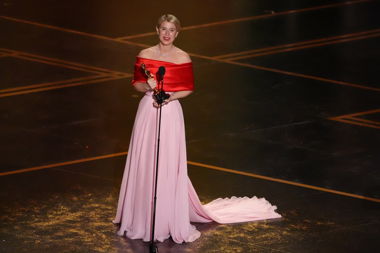 Jessie Buckley aceptó su premio.