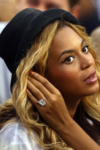 Otra famosa que recibió un llamativo anillo fue Beyoncé. De la mano de Jay-Z, su esposo desde hace 10 años, recibió un espectacular diamante 18 quilates en corte Asscher, valorado en 5 millones de dólares.