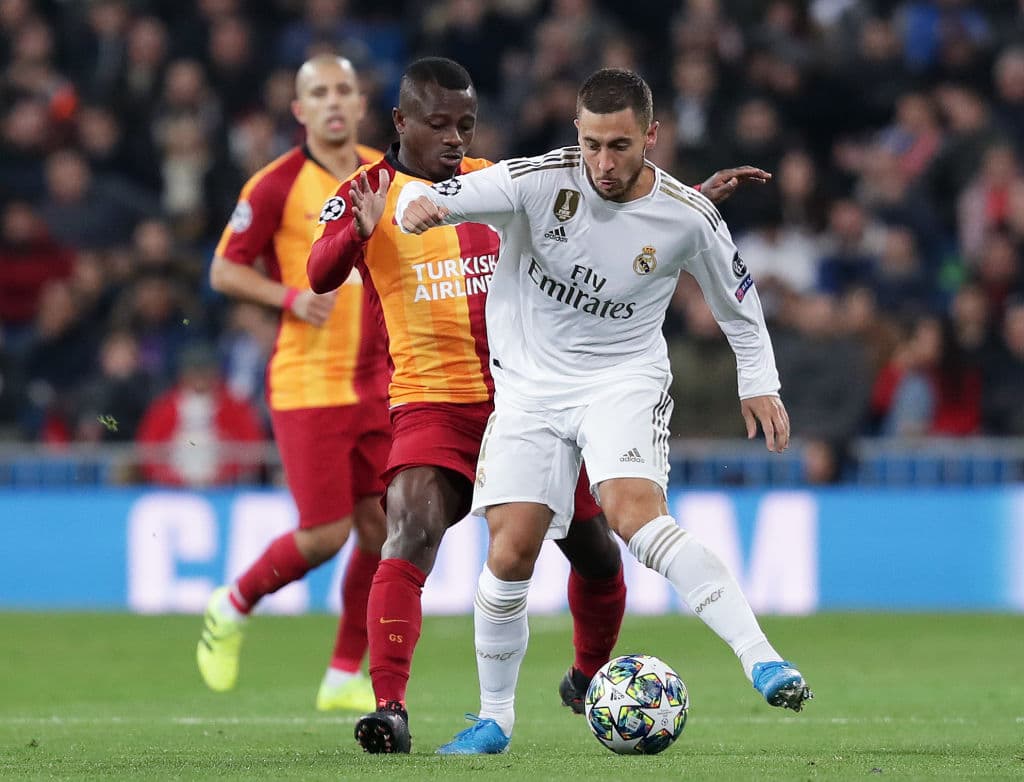 Eden Hazard recibe la falta por la espalda del mediocampista Jean Michael Seri.