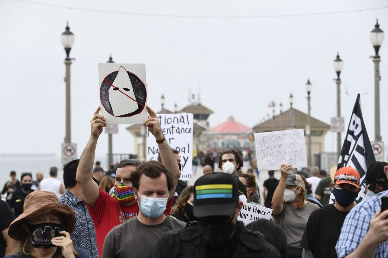 En respuesta acudieron cientos de contramanifestantes, para repudiar al movimiento “White Lives Matter”, que a la vez se opone a “Black Lives Matter”.
<br>