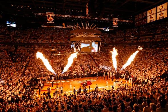 Habrá séptimo juego entre los Spurs y los Heat (30 fotos) ¡Locura total! Un juego electrizante, inolvidable, donde ambos equipos dieron una demostración inolvidable en el American Airlines Arena, manteniendo en vilo a los fanáticos en San Antonio y en Miami, primero durante los 48 minutos regulares y después en los 5 minutos de OT. .Tim Duncan, con una clásica demostración durante todo el partido, anotó más tantos en la primera mitad que la combinación de los 3 de Miami, Wade-James-Bosh 25/21, facilitando que los Spurs dominaran al Heat hasta comenzar el cuarto período, cuando Miami llevo a cabo un cambio de jugadores. Cuando solo faltaban 5 segundos para coronarse campeones los San Antonio Spurs, el incomparable Ray Allen empató el partido con un tiro de 3 puntos, forzando el OT. Con 1:43 en el reloj, LeBron James (triple/doble, 32 puntos, 11 asistencias y 10 rebotes) encaramó al Heat 101-100, y al concluir el OT, de nuevo Allen realizó una formidable jugada defensiva, dando dos puntos más al Heat, que terminó, a pesar de los umpires y para desconcierto de los comentaristas que daban el cetro a San Antonio, 103-101 sobre los Spurs. .
