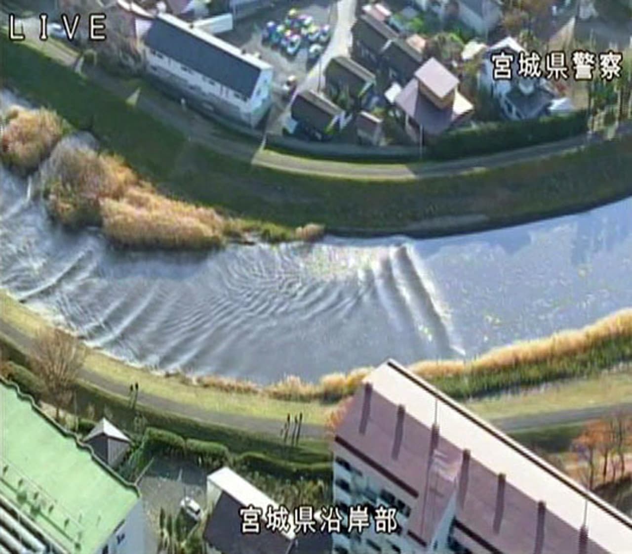 El agua se precipita por el río Sunaoshi en Tagajo, luego del poderoso terremoto que sacudió a la prefectura japonesa de Fukushima.