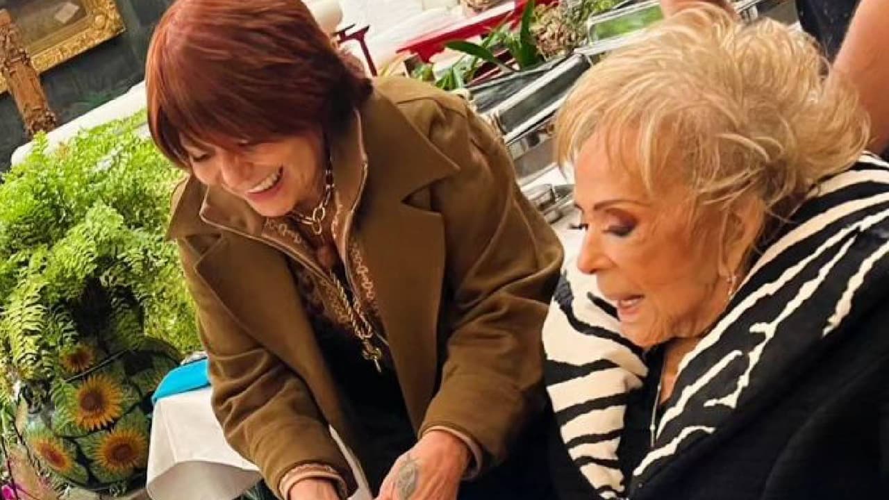 Alejandra Guzmán muy feliz por celebrar su cumpleaños con su mamá