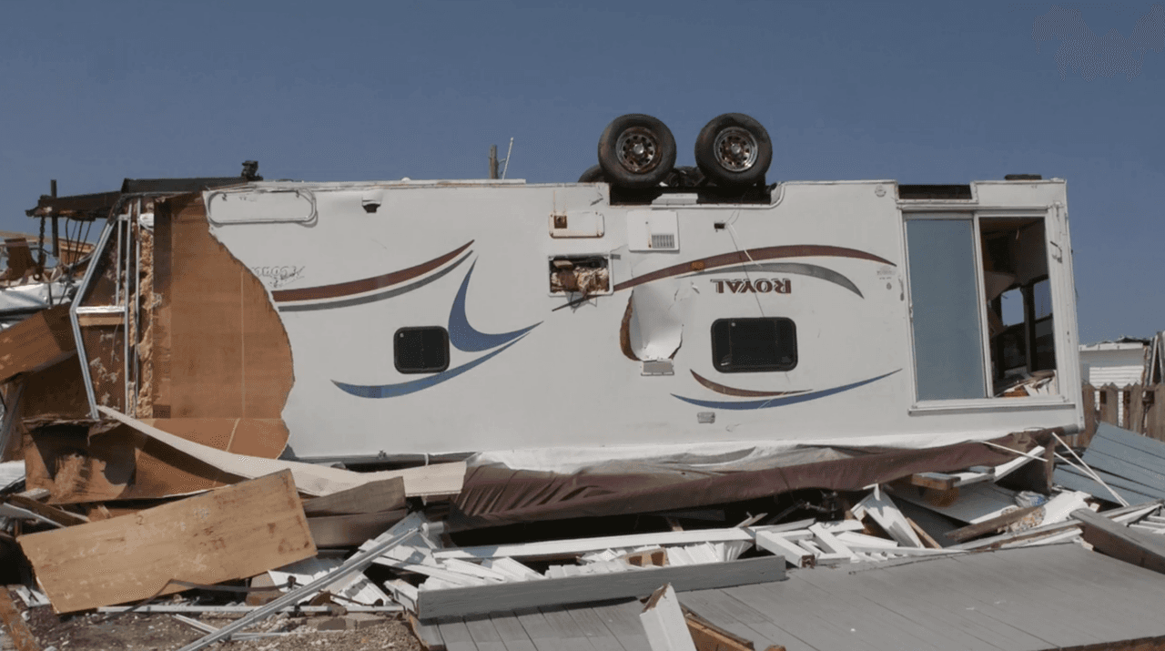 Casas móviles, remolques y casas antiguas fueron las más dañadas durante el paso de Dorian por las costas de Carolina del Norte.