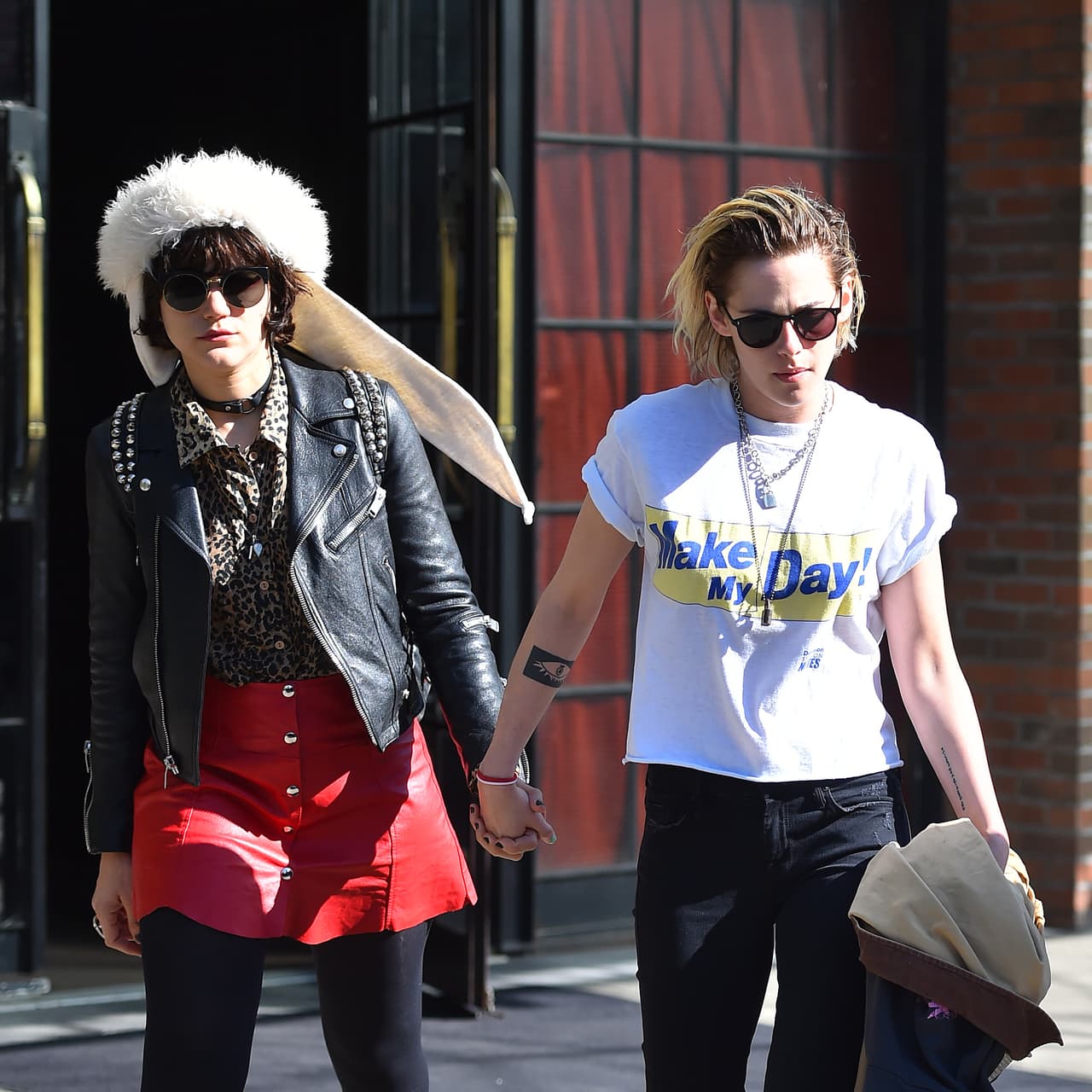 Se tomaron de las manos en su paseo.