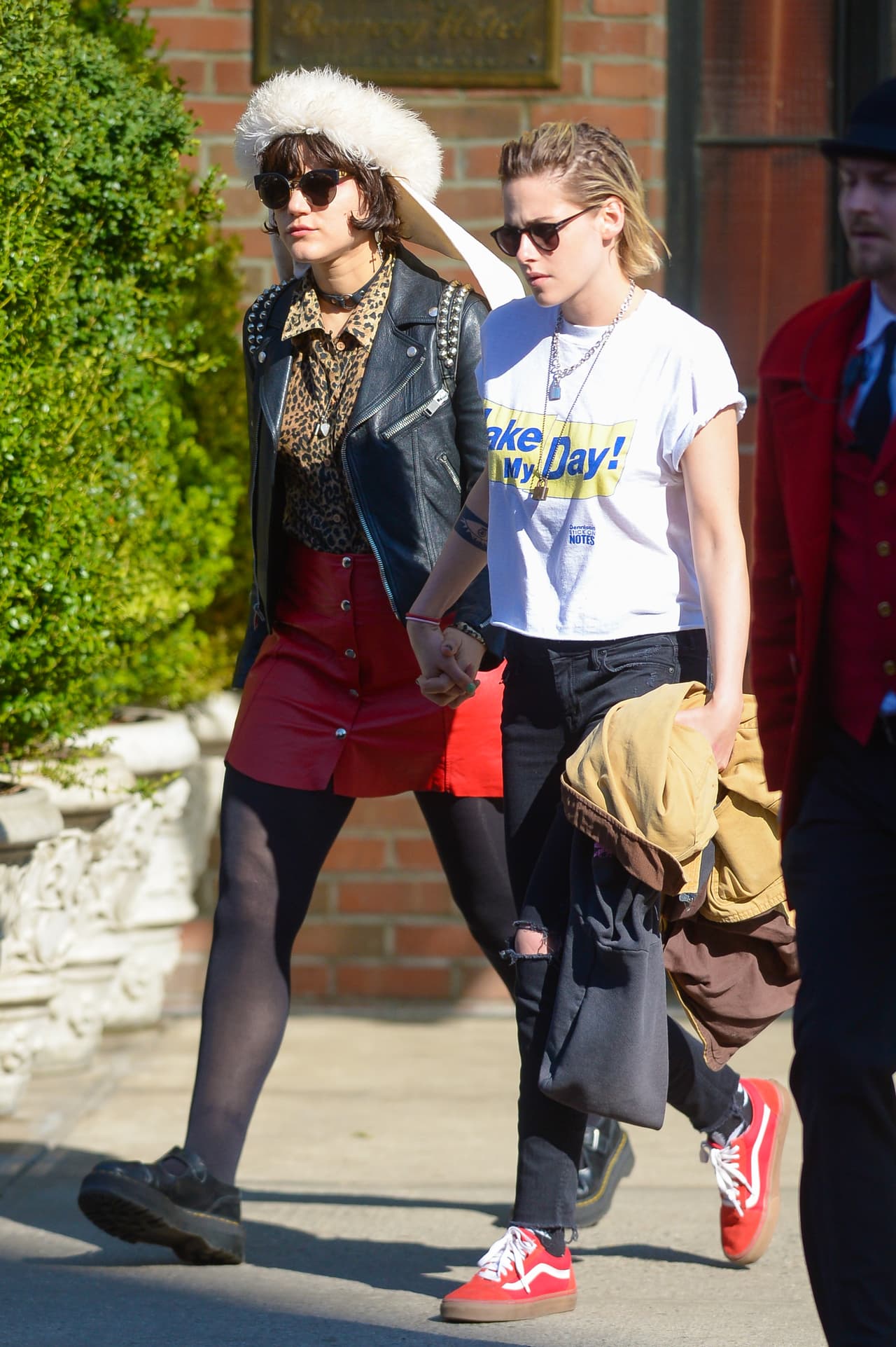 SoKo llevaba una coqueta falda roja y chamarra de piel.