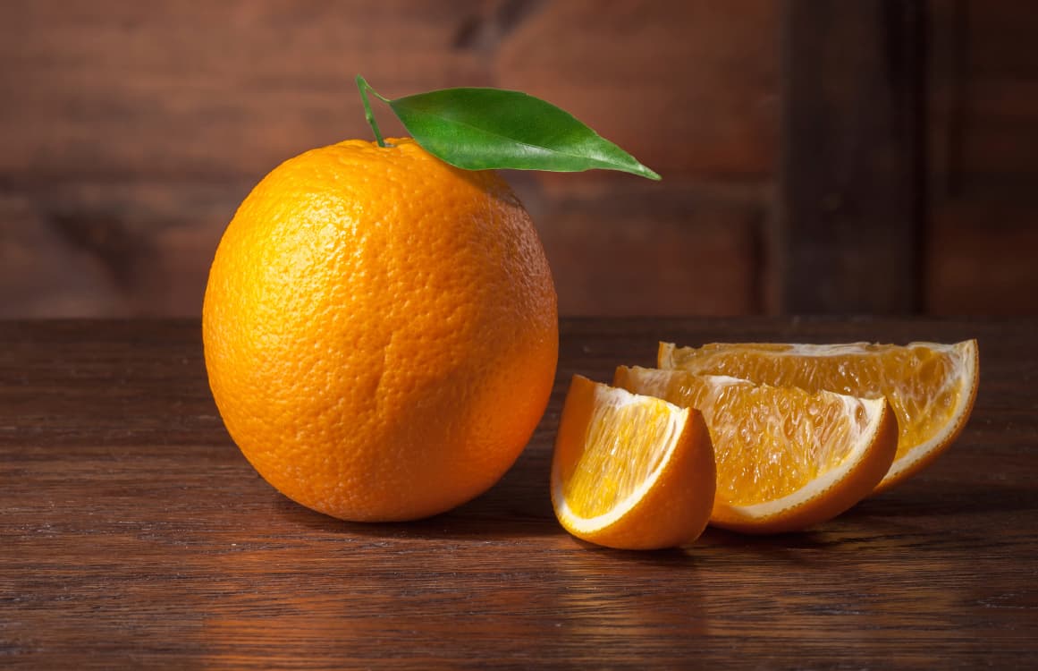 Puedes combinar la naranja con un poco de miel, almendras o arándanos.