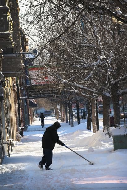 Luego de la caída de sobre 8 pulgadas de nieve en zonas de Chicago ahora se esperan vientos helados de hasta 20 grados bajo cero, en lo que meteorólogos ya describen como uno de los inviernos más intensos desde el 1985.  