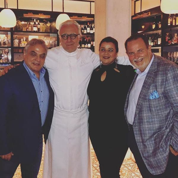 Por lo que que también aprovechó para comer en el restaurante de Alain Ducasse, a quien considera el mejor chef del mundo.