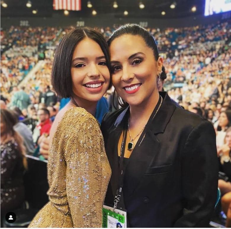 Ángela Aguilar con su mamá